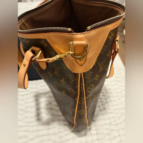 LOUIS VUITTON
Monogram Canvas Odeon GM - Picture 5 of 16